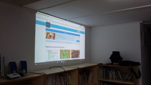 Foto del proyector de la Escola de Frikis de Beniardà